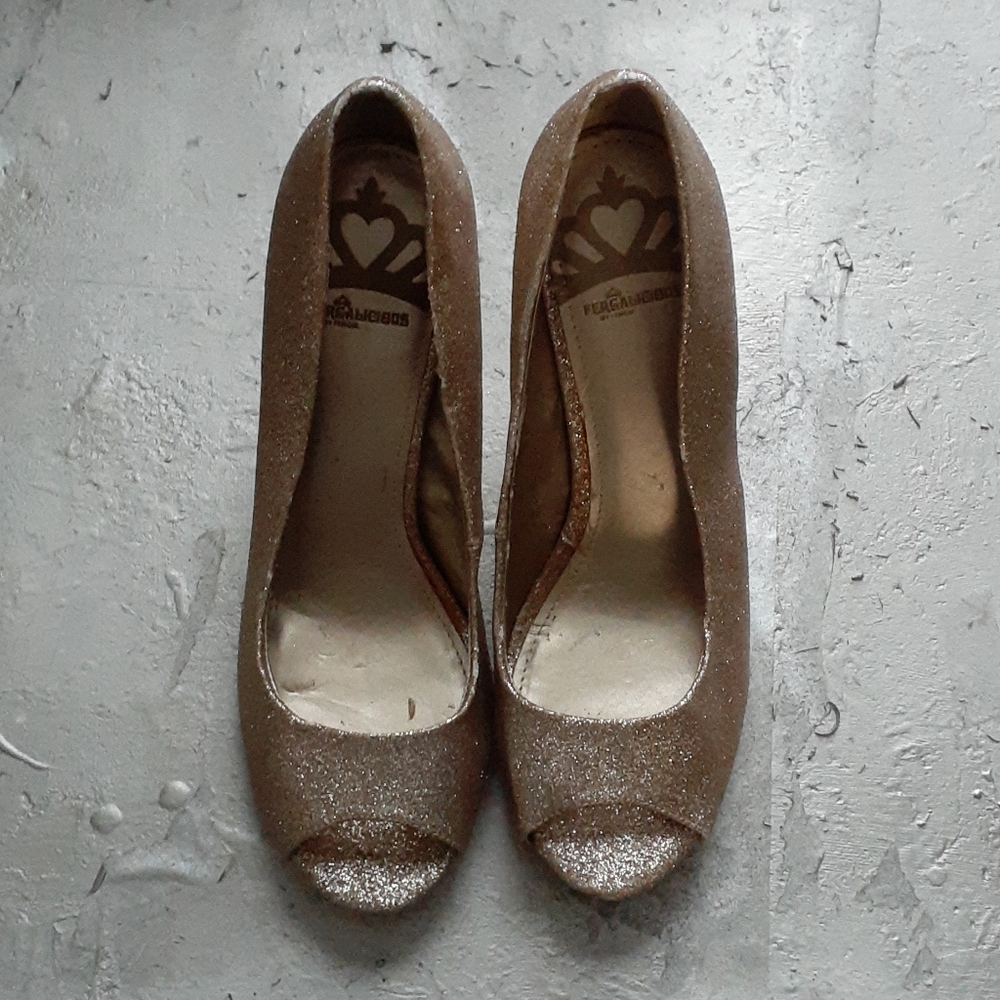Fergalicious, Size 8, Gold Heels
